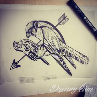 Równowaga płynąca z tatuaży o starannie zarysowanym łuku podkreśla charakter właściciela. Tego typu motywy dają możliwość podkreślenia np. elementu znajdującego się w centrum owalu tworzonego przez łuk. 