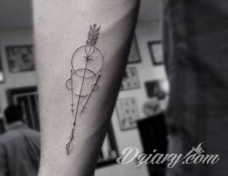 Równowaga płynąca z tatuaży o starannie zarysowanym łuku podkreśla charakter właściciela. Tego typu motywy dają możliwość podkreślenia np. elementu znajdującego się w centrum owalu tworzonego przez łuk. 