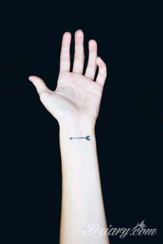 Równowaga płynąca z tatuaży o starannie zarysowanym łuku podkreśla charakter właściciela. Tego typu motywy dają możliwość podkreślenia np. elementu znajdującego się w centrum owalu tworzonego przez łuk. 