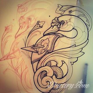 Równowaga płynąca z tatuaży o starannie zarysowanym łuku podkreśla charakter właściciela. Tego typu motywy dają możliwość podkreślenia np. elementu znajdującego się w centrum owalu tworzonego przez łuk. 