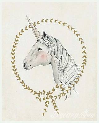 Równowaga płynąca z tatuaży o starannie zarysowanym łuku podkreśla charakter właściciela. Tego typu motywy dają możliwość podkreślenia np. elementu znajdującego się w centrum owalu tworzonego przez łuk. 