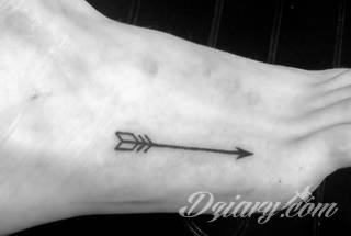 Równowaga płynąca z tatuaży o starannie zarysowanym łuku podkreśla charakter właściciela. Tego typu motywy dają możliwość podkreślenia np. elementu znajdującego się w centrum owalu tworzonego przez łuk. 