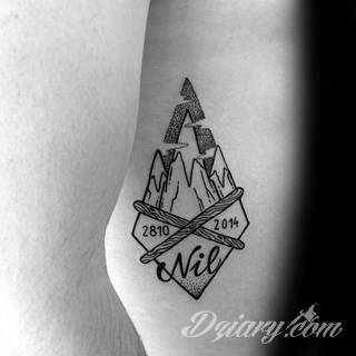 Równowaga płynąca z tatuaży o starannie zarysowanym łuku podkreśla charakter właściciela. Tego typu motywy dają możliwość podkreślenia np. elementu znajdującego się w centrum owalu tworzonego przez łuk. 