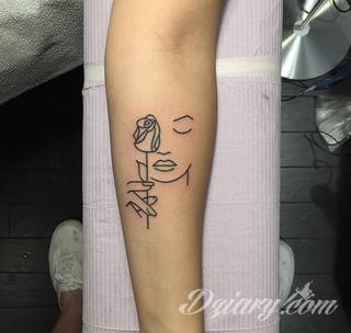 Małe tatuaże świetnie kryjące się na ciele tak, by wizualny dostęp mieli do nich nieliczni i wtajemniczeni. Niewielkie tatuaże na skórze o bogatej kolekcji formuł i zdobień zarówno dla kobiet jak i mężczyzn. 