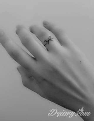 Małe tatuaże świetnie kryjące się na ciele tak, by wizualny dostęp mieli do nich nieliczni i wtajemniczeni. Niewielkie tatuaże na skórze o bogatej kolekcji formuł i zdobień zarówno dla kobiet jak i mężczyzn. 