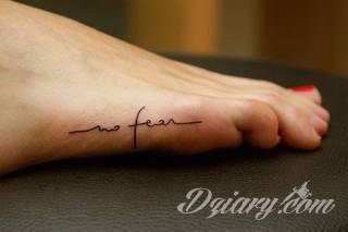 Małe tatuaże świetnie kryjące się na ciele tak, by wizualny dostęp mieli do nich nieliczni i wtajemniczeni. Niewielkie tatuaże na skórze o bogatej kolekcji formuł i zdobień zarówno dla kobiet jak i mężczyzn. 