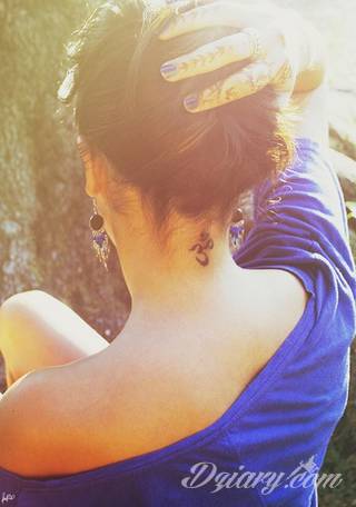 Małe tatuaże świetnie kryjące się na ciele tak, by wizualny dostęp mieli do nich nieliczni i wtajemniczeni. Niewielkie tatuaże na skórze o bogatej kolekcji formuł i zdobień zarówno dla kobiet jak i mężczyzn. 