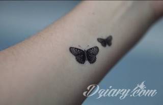 Małe tatuaże świetnie kryjące się na ciele tak, by wizualny dostęp mieli do nich nieliczni i wtajemniczeni. Niewielkie tatuaże na skórze o bogatej kolekcji formuł i zdobień zarówno dla kobiet jak i mężczyzn. 