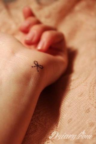 Małe tatuaże świetnie kryjące się na ciele tak, by wizualny dostęp mieli do nich nieliczni i wtajemniczeni. Niewielkie tatuaże na skórze o bogatej kolekcji formuł i zdobień zarówno dla kobiet jak i mężczyzn. 