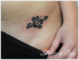 Małe tatuaże świetnie kryjące się na ciele tak, by wizualny dostęp mieli do nich nieliczni i wtajemniczeni. Niewielkie tatuaże na skórze o bogatej kolekcji formuł i zdobień zarówno dla kobiet jak i mężczyzn. 