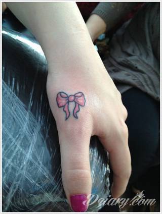 Małe tatuaże świetnie kryjące się na ciele tak, by wizualny dostęp mieli do nich nieliczni i wtajemniczeni. Niewielkie tatuaże na skórze o bogatej kolekcji formuł i zdobień zarówno dla kobiet jak i mężczyzn. 