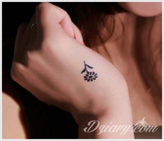 Małe tatuaże świetnie kryjące się na ciele tak, by wizualny dostęp mieli do nich nieliczni i wtajemniczeni. Niewielkie tatuaże na skórze o bogatej kolekcji formuł i zdobień zarówno dla kobiet jak i mężczyzn. 