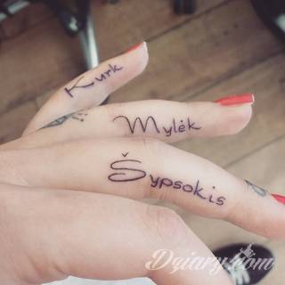 Małe tatuaże świetnie kryjące się na ciele tak, by wizualny dostęp mieli do nich nieliczni i wtajemniczeni. Niewielkie tatuaże na skórze o bogatej kolekcji formuł i zdobień zarówno dla kobiet jak i mężczyzn. 