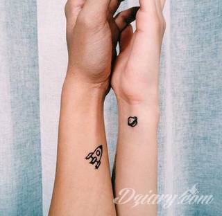 Małe tatuaże świetnie kryjące się na ciele tak, by wizualny dostęp mieli do nich nieliczni i wtajemniczeni. Niewielkie tatuaże na skórze o bogatej kolekcji formuł i zdobień zarówno dla kobiet jak i mężczyzn. 