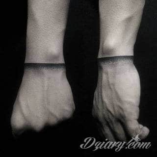 Małe tatuaże świetnie kryjące się na ciele tak, by wizualny dostęp mieli do nich nieliczni i wtajemniczeni. Niewielkie tatuaże na skórze o bogatej kolekcji formuł i zdobień zarówno dla kobiet jak i mężczyzn. 