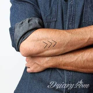 Małe tatuaże świetnie kryjące się na ciele tak, by wizualny dostęp mieli do nich nieliczni i wtajemniczeni. Niewielkie tatuaże na skórze o bogatej kolekcji formuł i zdobień zarówno dla kobiet jak i mężczyzn. 