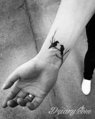 Małe tatuaże świetnie kryjące się na ciele tak, by wizualny dostęp mieli do nich nieliczni i wtajemniczeni. Niewielkie tatuaże na skórze o bogatej kolekcji formuł i zdobień zarówno dla kobiet jak i mężczyzn. 