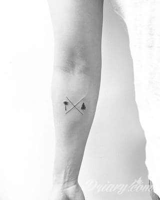 Małe tatuaże świetnie kryjące się na ciele tak, by wizualny dostęp mieli do nich nieliczni i wtajemniczeni. Niewielkie tatuaże na skórze o bogatej kolekcji formuł i zdobień zarówno dla kobiet jak i mężczyzn. 