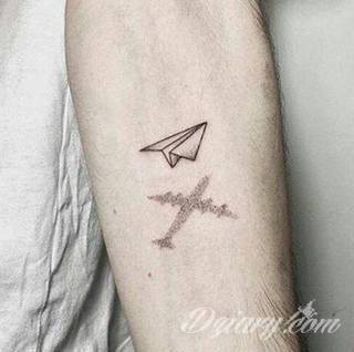 Małe tatuaże świetnie kryjące się na ciele tak, by wizualny dostęp mieli do nich nieliczni i wtajemniczeni. Niewielkie tatuaże na skórze o bogatej kolekcji formuł i zdobień zarówno dla kobiet jak i mężczyzn. 