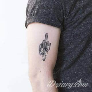 Małe tatuaże świetnie kryjące się na ciele tak, by wizualny dostęp mieli do nich nieliczni i wtajemniczeni. Niewielkie tatuaże na skórze o bogatej kolekcji formuł i zdobień zarówno dla kobiet jak i mężczyzn. 