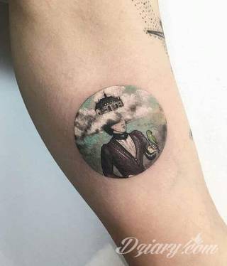 Małe tatuaże świetnie kryjące się na ciele tak, by wizualny dostęp mieli do nich nieliczni i wtajemniczeni. Niewielkie tatuaże na skórze o bogatej kolekcji formuł i zdobień zarówno dla kobiet jak i mężczyzn. 