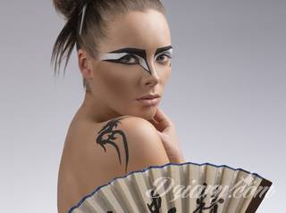 Małe tatuaże świetnie kryjące się na ciele tak, by wizualny dostęp mieli do nich nieliczni i wtajemniczeni. Niewielkie tatuaże na skórze o bogatej kolekcji formuł i zdobień zarówno dla kobiet jak i mężczyzn. 