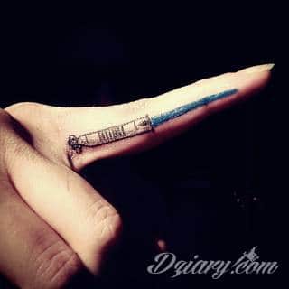 Małe tatuaże świetnie kryjące się na ciele tak, by wizualny dostęp mieli do nich nieliczni i wtajemniczeni. Niewielkie tatuaże na skórze o bogatej kolekcji formuł i zdobień zarówno dla kobiet jak i mężczyzn. 