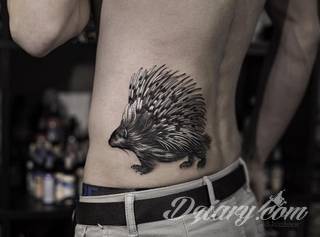 Małe tatuaże świetnie kryjące się na ciele tak, by wizualny dostęp mieli do nich nieliczni i wtajemniczeni. Niewielkie tatuaże na skórze o bogatej kolekcji formuł i zdobień zarówno dla kobiet jak i mężczyzn. 