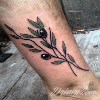 Małe tatuaże świetnie kryjące się na ciele tak, by wizualny dostęp mieli do nich nieliczni i wtajemniczeni. Niewielkie tatuaże na skórze o bogatej kolekcji formuł i zdobień zarówno dla kobiet jak i mężczyzn. 