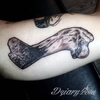 Małe tatuaże świetnie kryjące się na ciele tak, by wizualny dostęp mieli do nich nieliczni i wtajemniczeni. Niewielkie tatuaże na skórze o bogatej kolekcji formuł i zdobień zarówno dla kobiet jak i mężczyzn. 