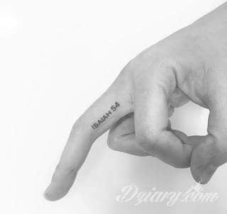 Małe tatuaże świetnie kryjące się na ciele tak, by wizualny dostęp mieli do nich nieliczni i wtajemniczeni. Niewielkie tatuaże na skórze o bogatej kolekcji formuł i zdobień zarówno dla kobiet jak i mężczyzn. 