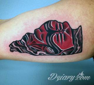 Małe tatuaże świetnie kryjące się na ciele tak, by wizualny dostęp mieli do nich nieliczni i wtajemniczeni. Niewielkie tatuaże na skórze o bogatej kolekcji formuł i zdobień zarówno dla kobiet jak i mężczyzn. 