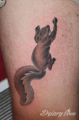 Małe tatuaże świetnie kryjące się na ciele tak, by wizualny dostęp mieli do nich nieliczni i wtajemniczeni. Niewielkie tatuaże na skórze o bogatej kolekcji formuł i zdobień zarówno dla kobiet jak i mężczyzn. 