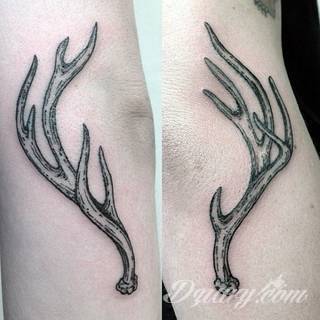 Małe tatuaże świetnie kryjące się na ciele tak, by wizualny dostęp mieli do nich nieliczni i wtajemniczeni. Niewielkie tatuaże na skórze o bogatej kolekcji formuł i zdobień zarówno dla kobiet jak i mężczyzn. 