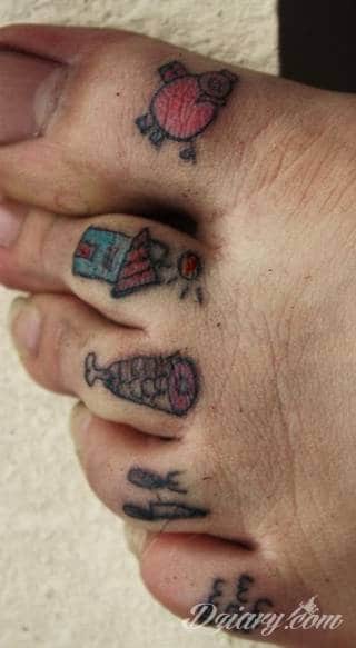 Małe tatuaże świetnie kryjące się na ciele tak, by wizualny dostęp mieli do nich nieliczni i wtajemniczeni. Niewielkie tatuaże na skórze o bogatej kolekcji formuł i zdobień zarówno dla kobiet jak i mężczyzn. 