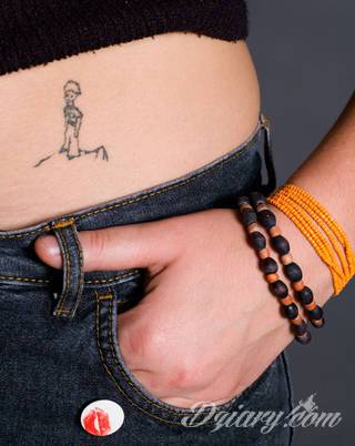 Małe tatuaże świetnie kryjące się na ciele tak, by wizualny dostęp mieli do nich nieliczni i wtajemniczeni. Niewielkie tatuaże na skórze o bogatej kolekcji formuł i zdobień zarówno dla kobiet jak i mężczyzn. 