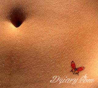 Małe tatuaże świetnie kryjące się na ciele tak, by wizualny dostęp mieli do nich nieliczni i wtajemniczeni. Niewielkie tatuaże na skórze o bogatej kolekcji formuł i zdobień zarówno dla kobiet jak i mężczyzn. 