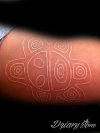 Małe tatuaże świetnie kryjące się na ciele tak, by wizualny dostęp mieli do nich nieliczni i wtajemniczeni. Niewielkie tatuaże na skórze o bogatej kolekcji formuł i zdobień zarówno dla kobiet jak i mężczyzn. 