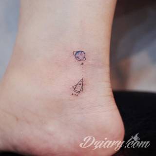 Małe tatuaże świetnie kryjące się na ciele tak, by wizualny dostęp mieli do nich nieliczni i wtajemniczeni. Niewielkie tatuaże na skórze o bogatej kolekcji formuł i zdobień zarówno dla kobiet jak i mężczyzn. 