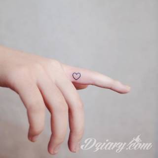 Małe tatuaże świetnie kryjące się na ciele tak, by wizualny dostęp mieli do nich nieliczni i wtajemniczeni. Niewielkie tatuaże na skórze o bogatej kolekcji formuł i zdobień zarówno dla kobiet jak i mężczyzn. 