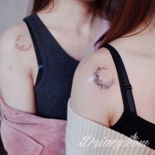 Małe tatuaże świetnie kryjące się na ciele tak, by wizualny dostęp mieli do nich nieliczni i wtajemniczeni. Niewielkie tatuaże na skórze o bogatej kolekcji formuł i zdobień zarówno dla kobiet jak i mężczyzn. 