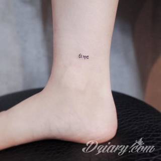 Małe tatuaże świetnie kryjące się na ciele tak, by wizualny dostęp mieli do nich nieliczni i wtajemniczeni. Niewielkie tatuaże na skórze o bogatej kolekcji formuł i zdobień zarówno dla kobiet jak i mężczyzn. 