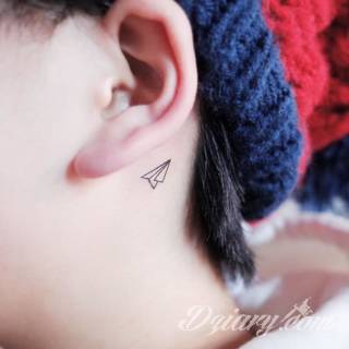 Małe tatuaże świetnie kryjące się na ciele tak, by wizualny dostęp mieli do nich nieliczni i wtajemniczeni. Niewielkie tatuaże na skórze o bogatej kolekcji formuł i zdobień zarówno dla kobiet jak i mężczyzn. 