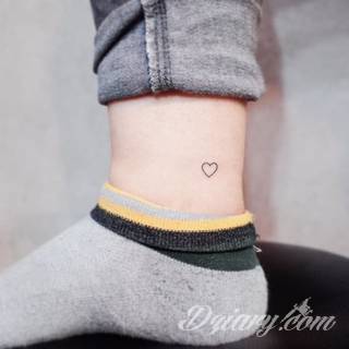 Małe tatuaże świetnie kryjące się na ciele tak, by wizualny dostęp mieli do nich nieliczni i wtajemniczeni. Niewielkie tatuaże na skórze o bogatej kolekcji formuł i zdobień zarówno dla kobiet jak i mężczyzn. 