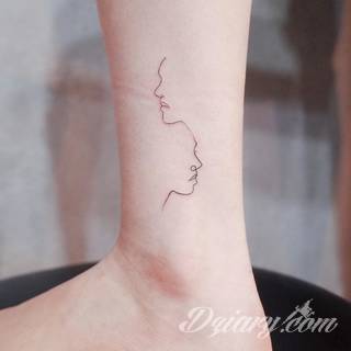 Małe tatuaże świetnie kryjące się na ciele tak, by wizualny dostęp mieli do nich nieliczni i wtajemniczeni. Niewielkie tatuaże na skórze o bogatej kolekcji formuł i zdobień zarówno dla kobiet jak i mężczyzn. 