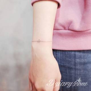 Małe tatuaże świetnie kryjące się na ciele tak, by wizualny dostęp mieli do nich nieliczni i wtajemniczeni. Niewielkie tatuaże na skórze o bogatej kolekcji formuł i zdobień zarówno dla kobiet jak i mężczyzn. 