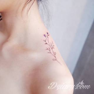 Małe tatuaże świetnie kryjące się na ciele tak, by wizualny dostęp mieli do nich nieliczni i wtajemniczeni. Niewielkie tatuaże na skórze o bogatej kolekcji formuł i zdobień zarówno dla kobiet jak i mężczyzn. 