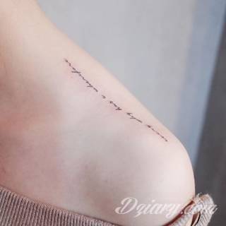 Małe tatuaże świetnie kryjące się na ciele tak, by wizualny dostęp mieli do nich nieliczni i wtajemniczeni. Niewielkie tatuaże na skórze o bogatej kolekcji formuł i zdobień zarówno dla kobiet jak i mężczyzn. 