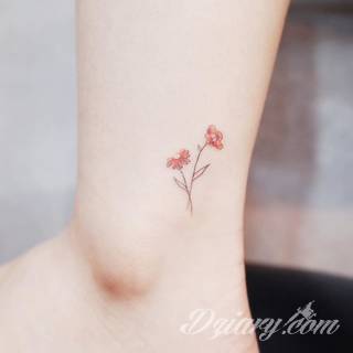 Małe tatuaże świetnie kryjące się na ciele tak, by wizualny dostęp mieli do nich nieliczni i wtajemniczeni. Niewielkie tatuaże na skórze o bogatej kolekcji formuł i zdobień zarówno dla kobiet jak i mężczyzn. 