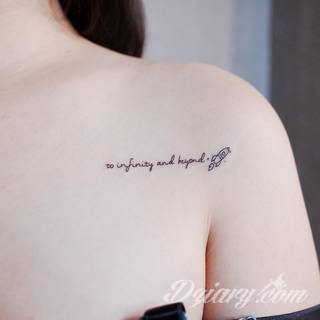 Małe tatuaże świetnie kryjące się na ciele tak, by wizualny dostęp mieli do nich nieliczni i wtajemniczeni. Niewielkie tatuaże na skórze o bogatej kolekcji formuł i zdobień zarówno dla kobiet jak i mężczyzn. 